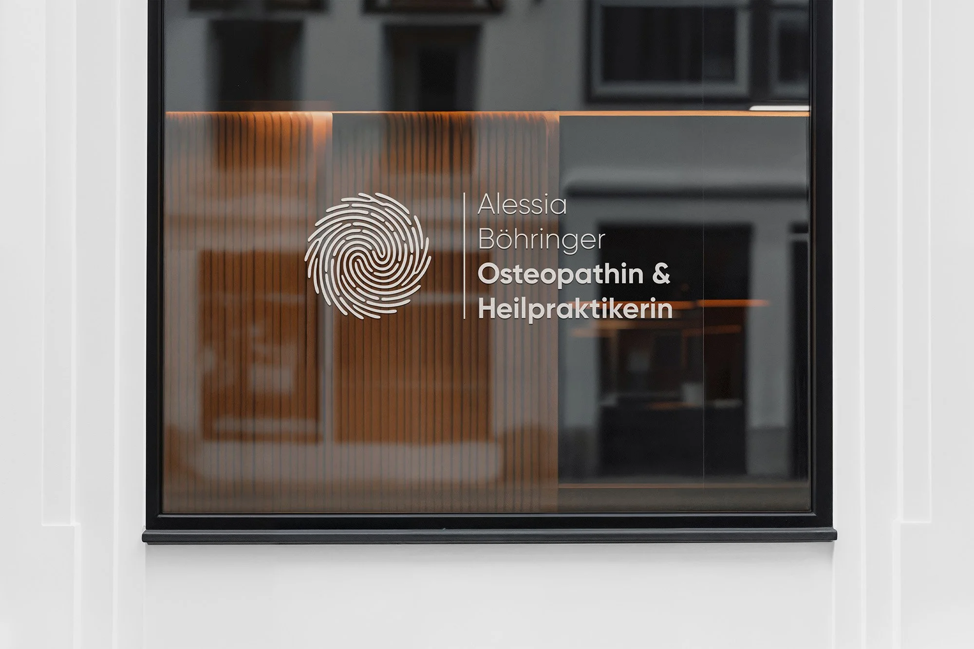 Markenidentität für Praxis Alessia Böhringer Osteopathie – Visitenkarten und Ladenbeklebung